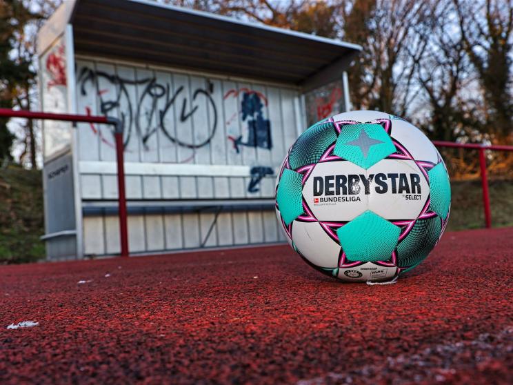 Ball an der Trainerbank