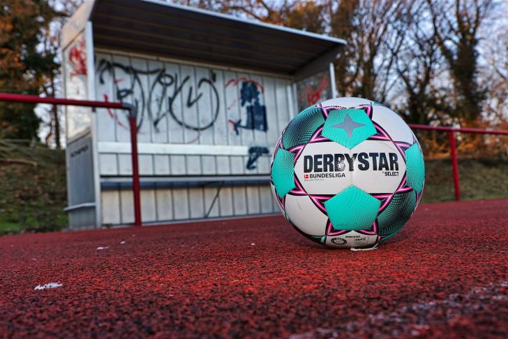 Ball an der Trainerbank