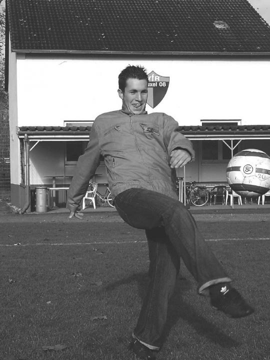 Marc in seinem „Wohnzimmer“ - dem VfR-Waldstadion. Foto: Jens Lukas