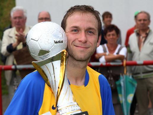 Daniel Wiencek hat den Pokal abgeholt - 